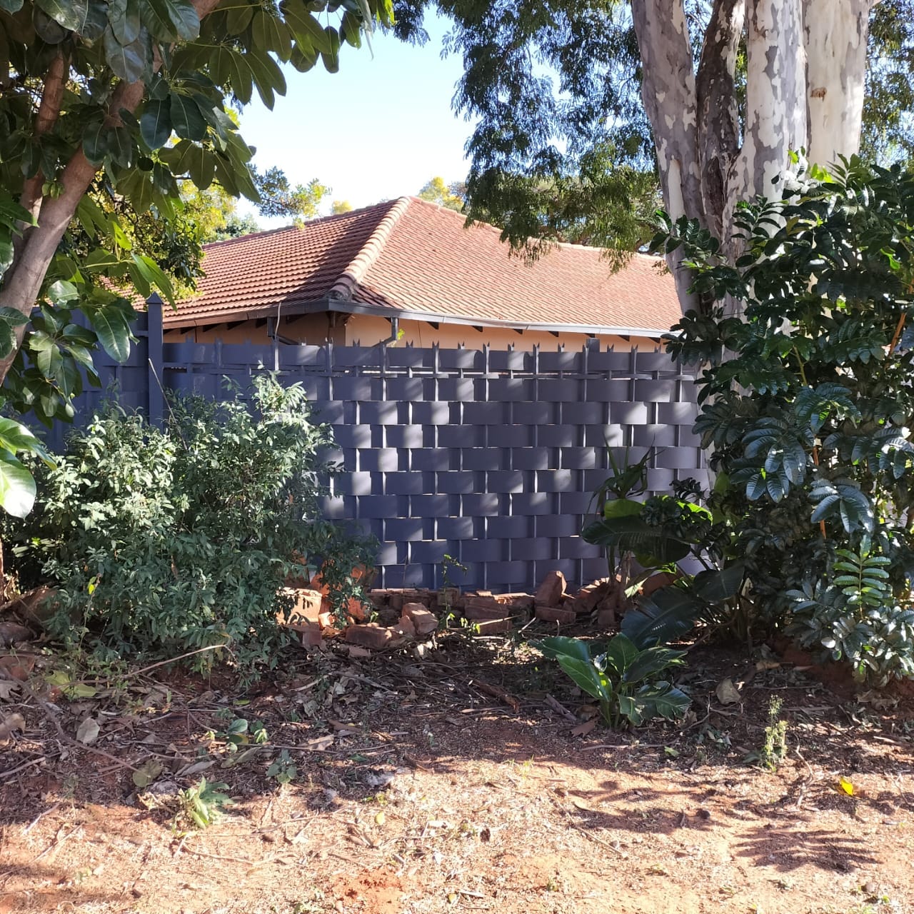 Palisade Weaving Coastal Boundry Wall Black outside 3