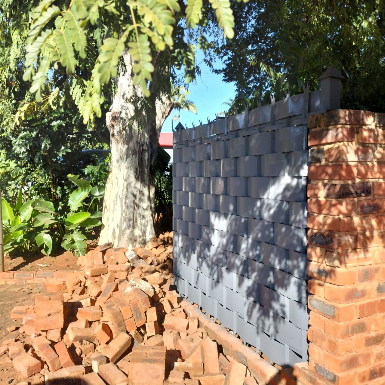Palisade Weaving Coastal Boundry Wall Black outside